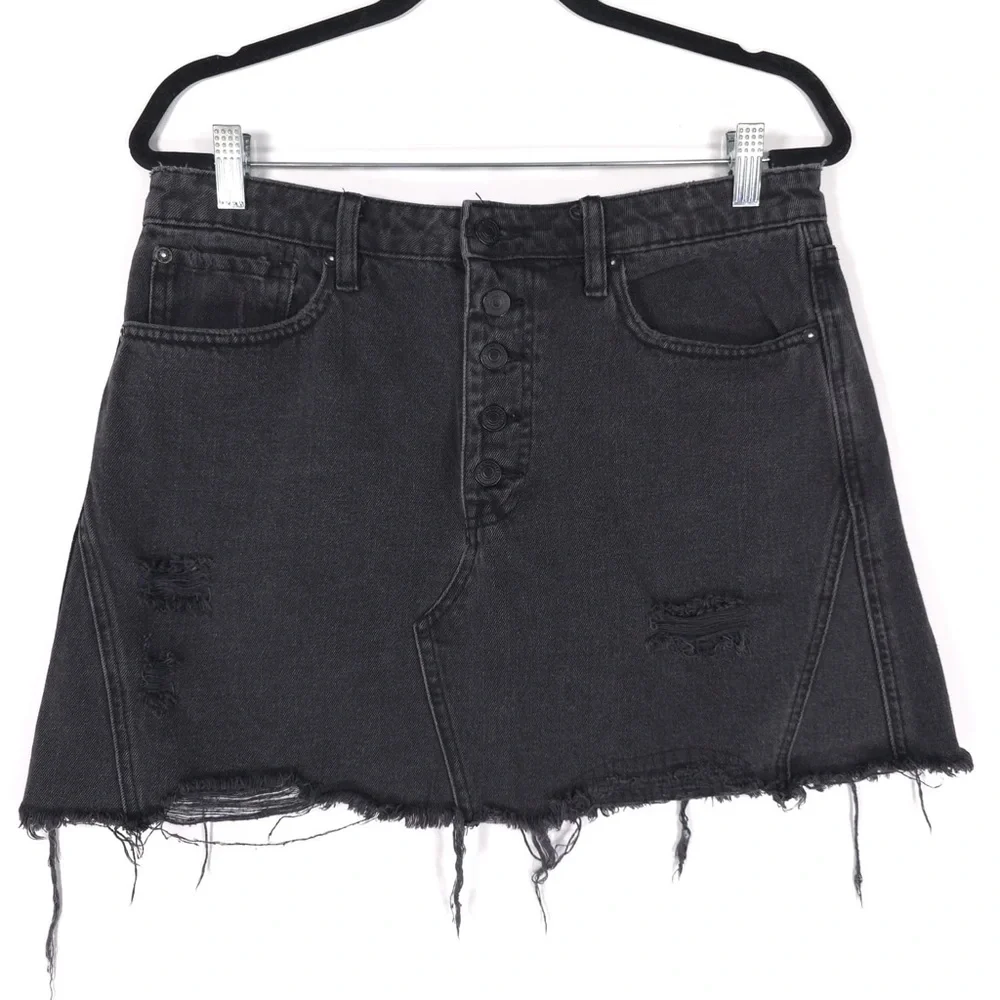 FREE PEOPLE Women’s Black Denim Mini Skirt Button Fly Distressed Cut Off Size 31